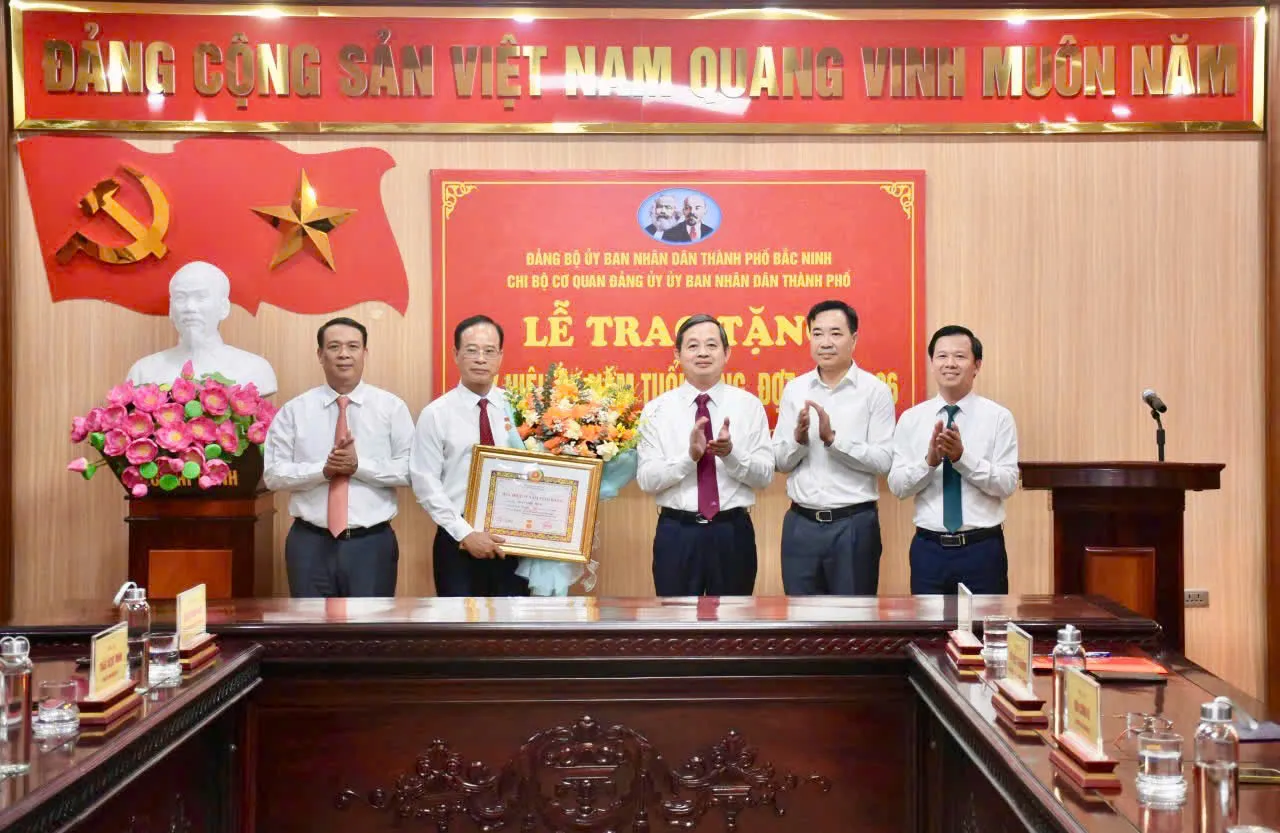 Trao tặng Huy hiệu 35 năm tuổi Đảng cho đồng chí Trần Ngọc Minh, Phó Bí thư Đảng uỷ...