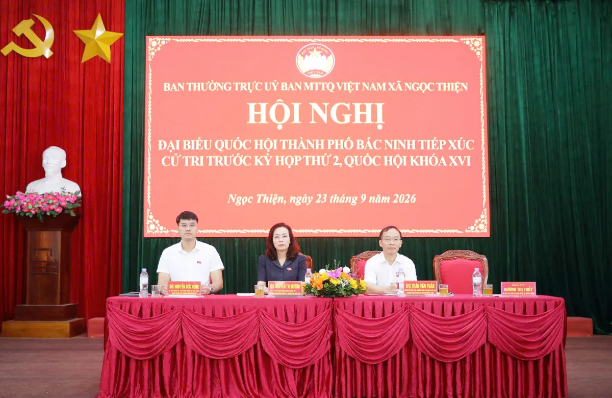 Phó Bí thư Thường trực Thành ủy, Trưởng đoàn ĐBQH thành phố Nguyễn Thị Hương tiếp xúc...