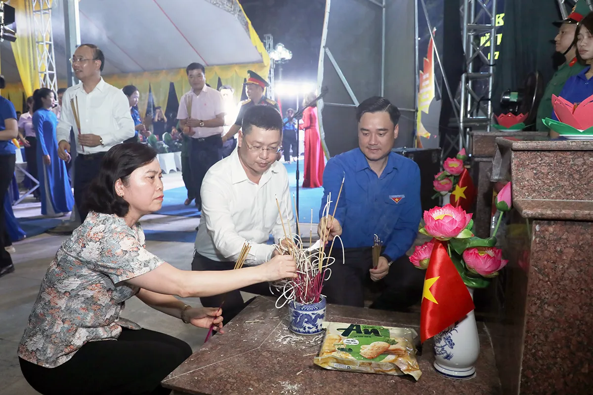 Lãnh đạo tỉnh dự Lễ thắp nến tri ân các Anh hùng Liệt sĩ tại Nghĩa trang Liệt sĩ Châu...