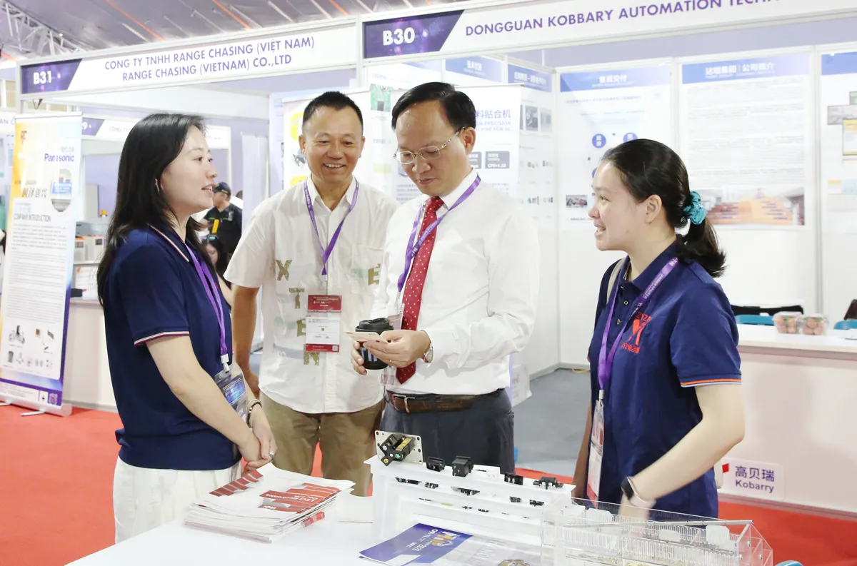 Phó Chủ tịch UBND tỉnh Phạm Văn Thịnh tham quan Triển lãm quốc tế về công nghiệp điện...
