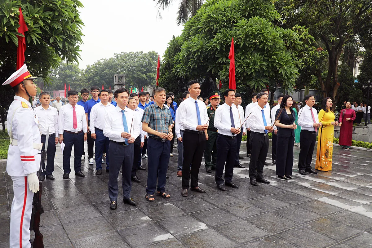 Các đồng chí lãnh đạo tỉnh dâng hương nhân kỷ niệm 114 năm Ngày sinh Tổng Bí thư...