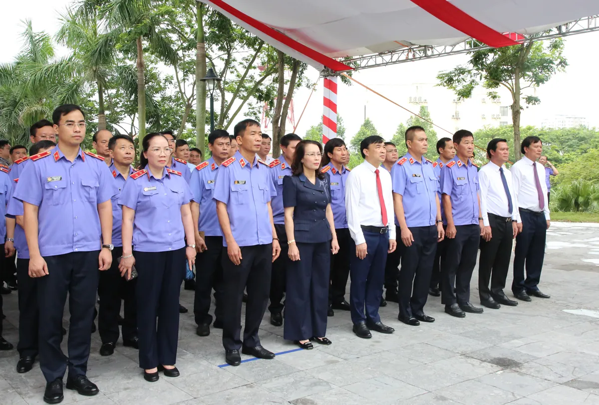 Đoàn công tác Viện Kiểm sát Nhân dân Tối cao và lãnh đạo tỉnh Bắc Ninh dâng hương...