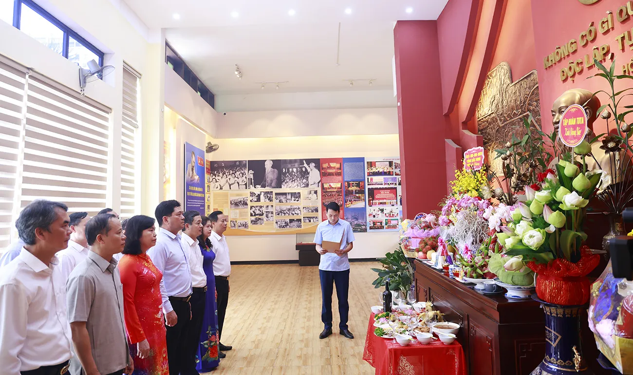 Đoàn lãnh đạo tỉnh Bắc Ninh dâng hương tưởng niệm Chủ tịch Hồ Chí Minh nhân kỷ niệm...