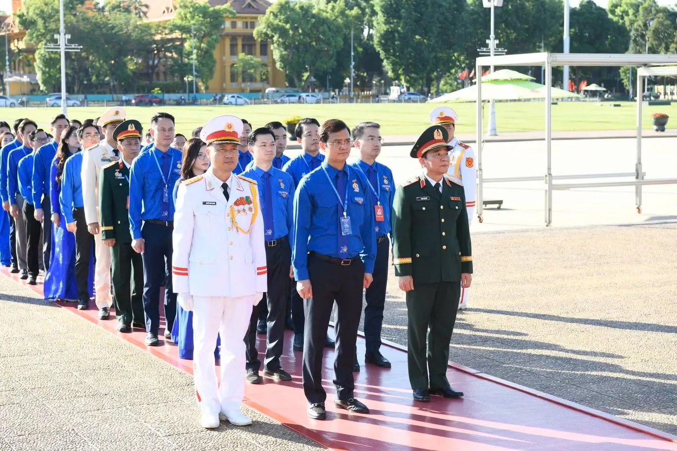 Đại biểu dự Đại hội Đoàn toàn quốc lần thứ XIII báo công dâng Bác