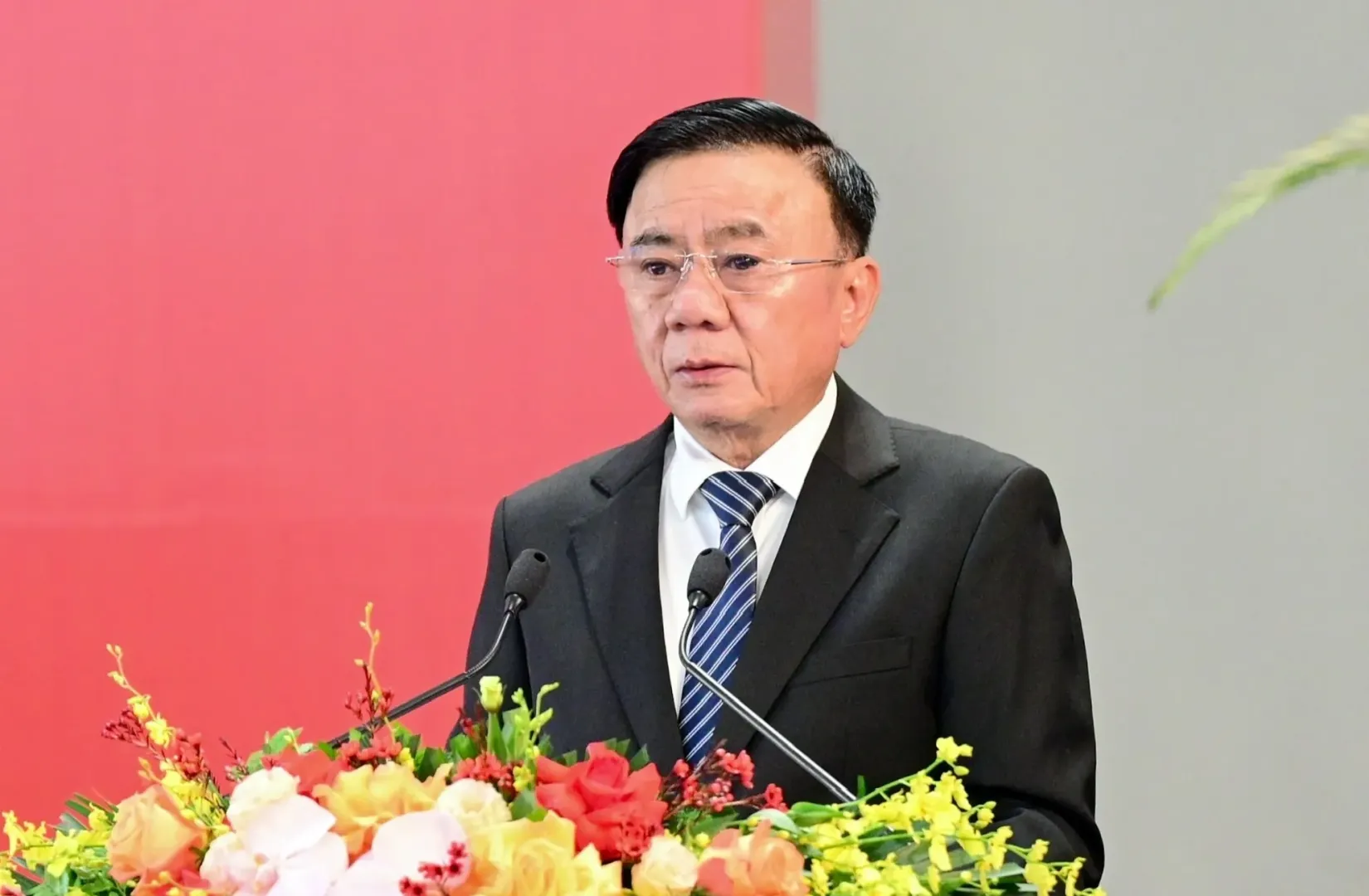 Chỉ thị tăng cường sự lãnh đạo của Đảng đối với việc thực hiện dân chủ ở cơ sở trong...
