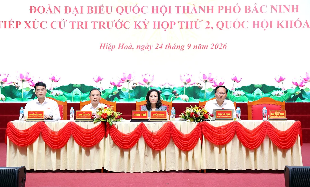Phó Bí thư Thường trực Thành ủy, Trưởng đoàn ĐBQH thành phố Nguyễn Thị Hương tiếp xúc...
