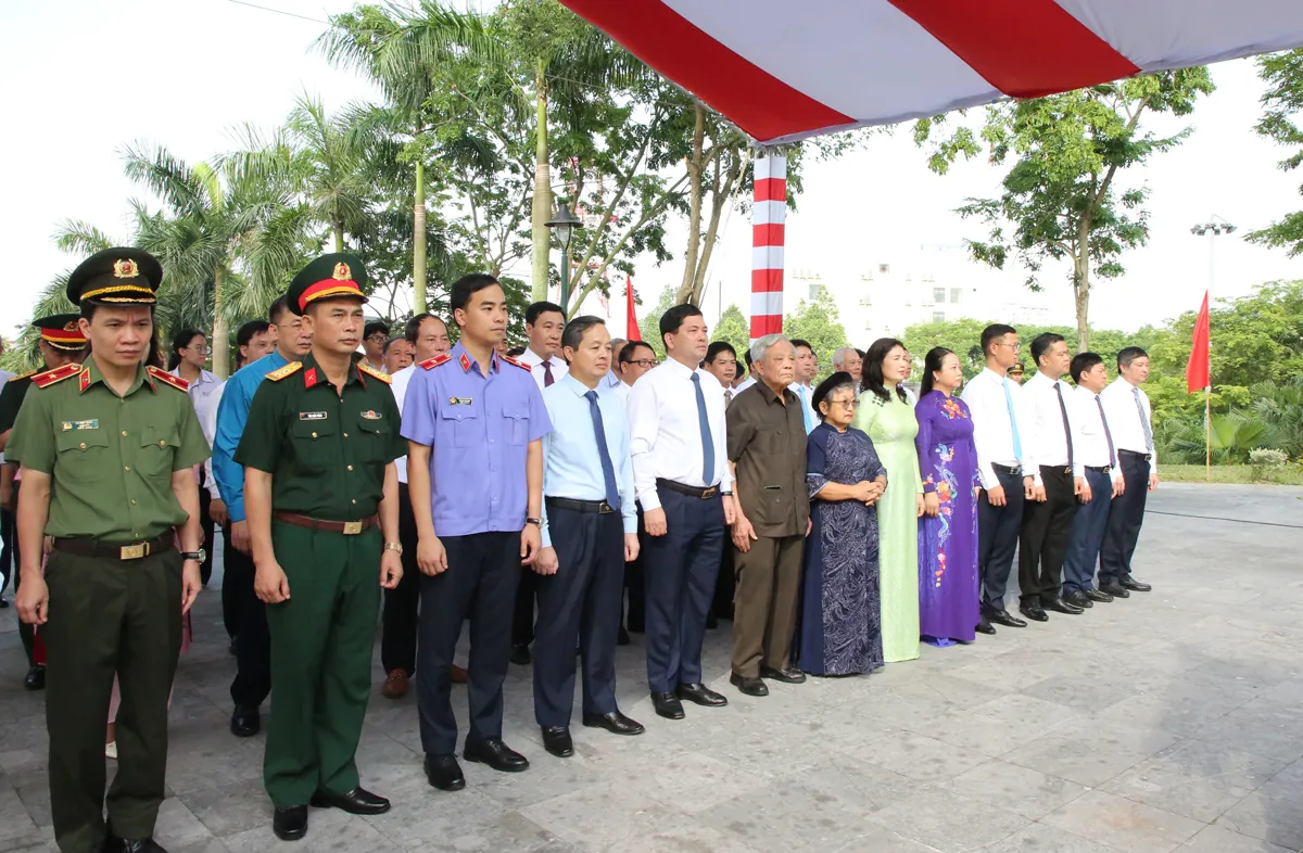 Lãnh đạo tỉnh Bắc Ninh dâng hương tưởng niệm 121 năm Ngày sinh đồng chí Hoàng Quốc...