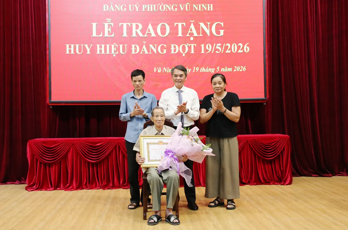 Trưởng Ban Tổ chức Tỉnh ủy Vũ Minh Hiếu trao tặng Huy hiệu Đảng đợt 19/5 tại phường...