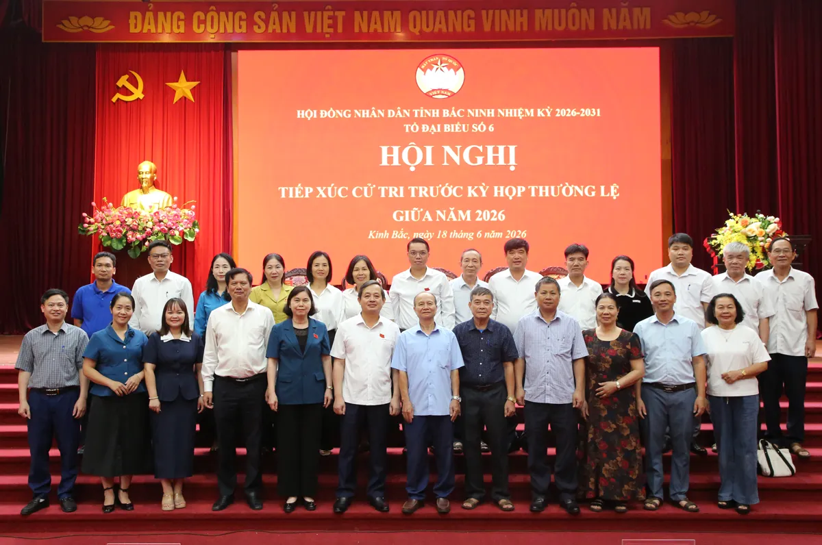 Chủ tịch UBND tỉnh Phạm Hoàng Sơn lắng nghe, giải đáp kiến nghị của cử tri phường...